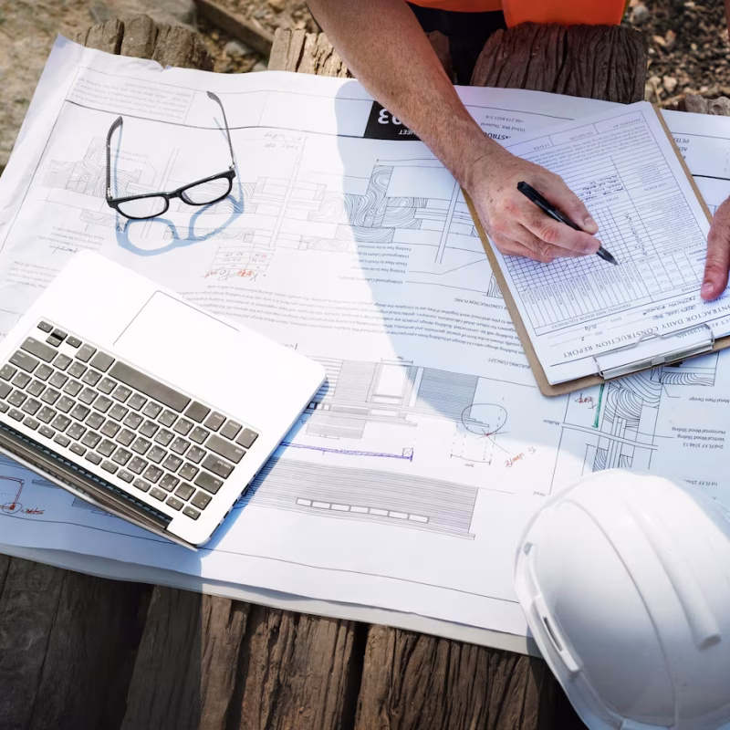 Ingeniero rellenando documentación en una obra